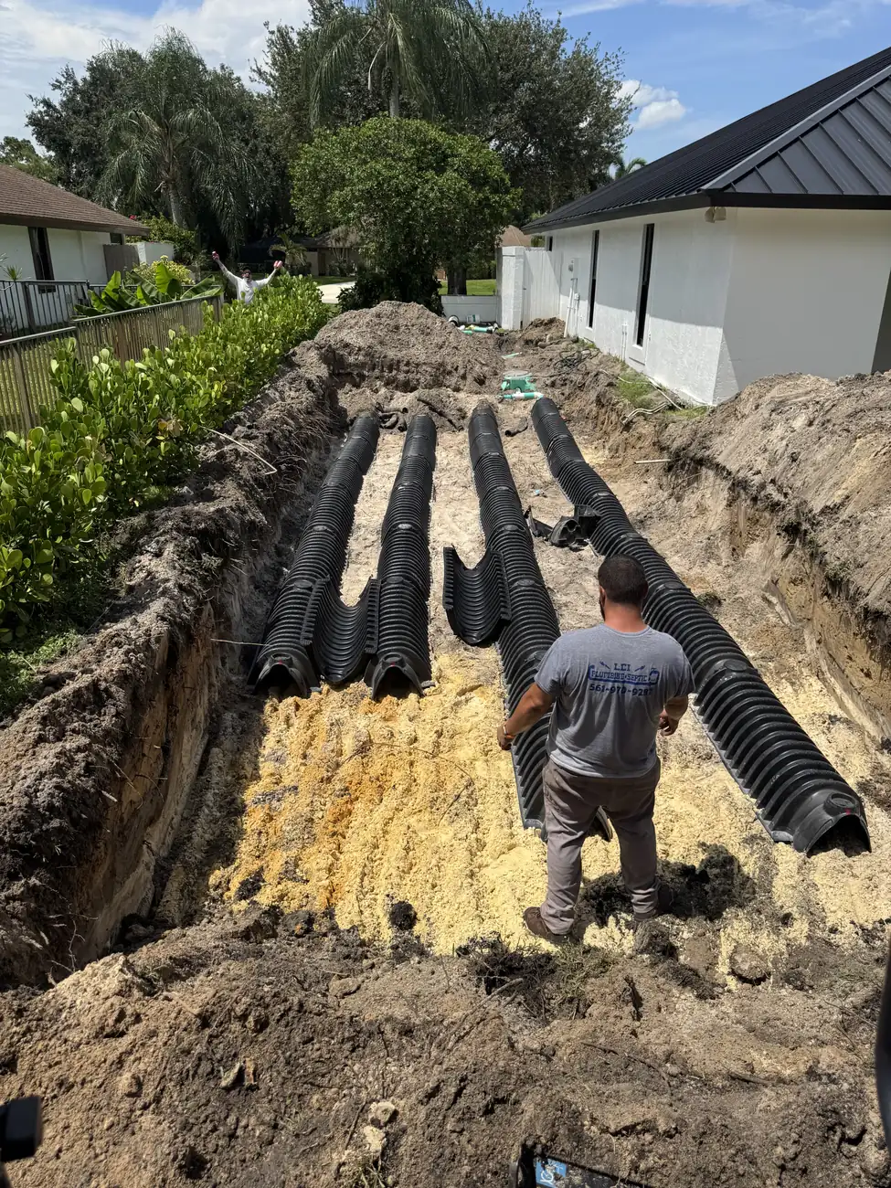Leveling chambers in a drain field bed